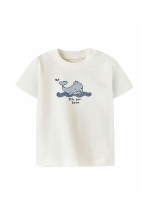 Camiseta blanca para niño pequeño con una ballena azul con sombrero de marinero y salpicadura de agua, el texto debajo dice "SEA YOU SOON."