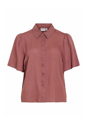 Blouse rose poudré à manches courtes avec des boutons à l'avant, un col pointu et des épaules légèrement bouffantes, confectionnée dans un tissu léger.