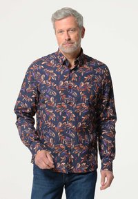 Langarmshirt in marineblauw met een meerkleurig bladvormig patroon, voorzien van een button-down kraag en enkelvoudige knopen bij de manchetten. De stof lijkt soepel en zacht.