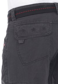 Graue Cargo-Shorts aus robustem Material, mit einer Gesäßtasche mit Sterne-Stickerei und einem kontrastierenden roten Stich entlang des Bunds.