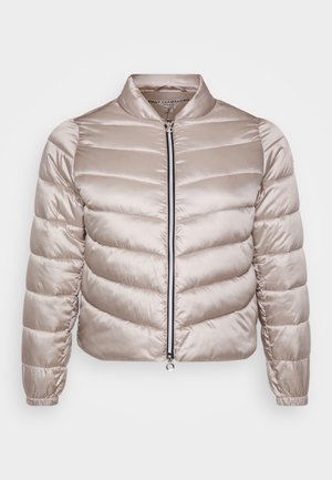 Veste bomber matelassée en satin beige clair, avec un col montant, fermeture à glissière à l'avant et des poignets élastiques avec une texture lisse.