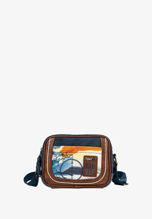 Bolso bandolera en azul marino y marrón, con diseño abstracto y colorido, cierre de cremallera, correa ajustable y parche frontal con texto.