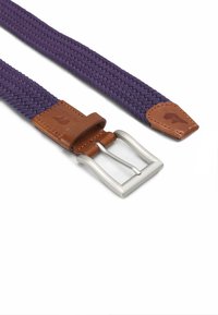 Gewebter lila Gürtel mit braunen Lederakzenten und einer silbernen Metallschnalle; er hat eine geflochtene Textur und eine Lederlasche mit Branding-Detail.