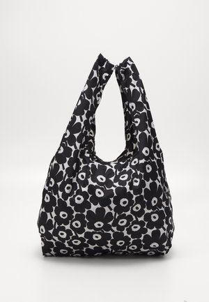 Bolsa com estampa floral em preto e branco, feita de um tecido suave, com formato de hobo e duas alças largas para transporte, apresentando um padrão de flores agrupadas.