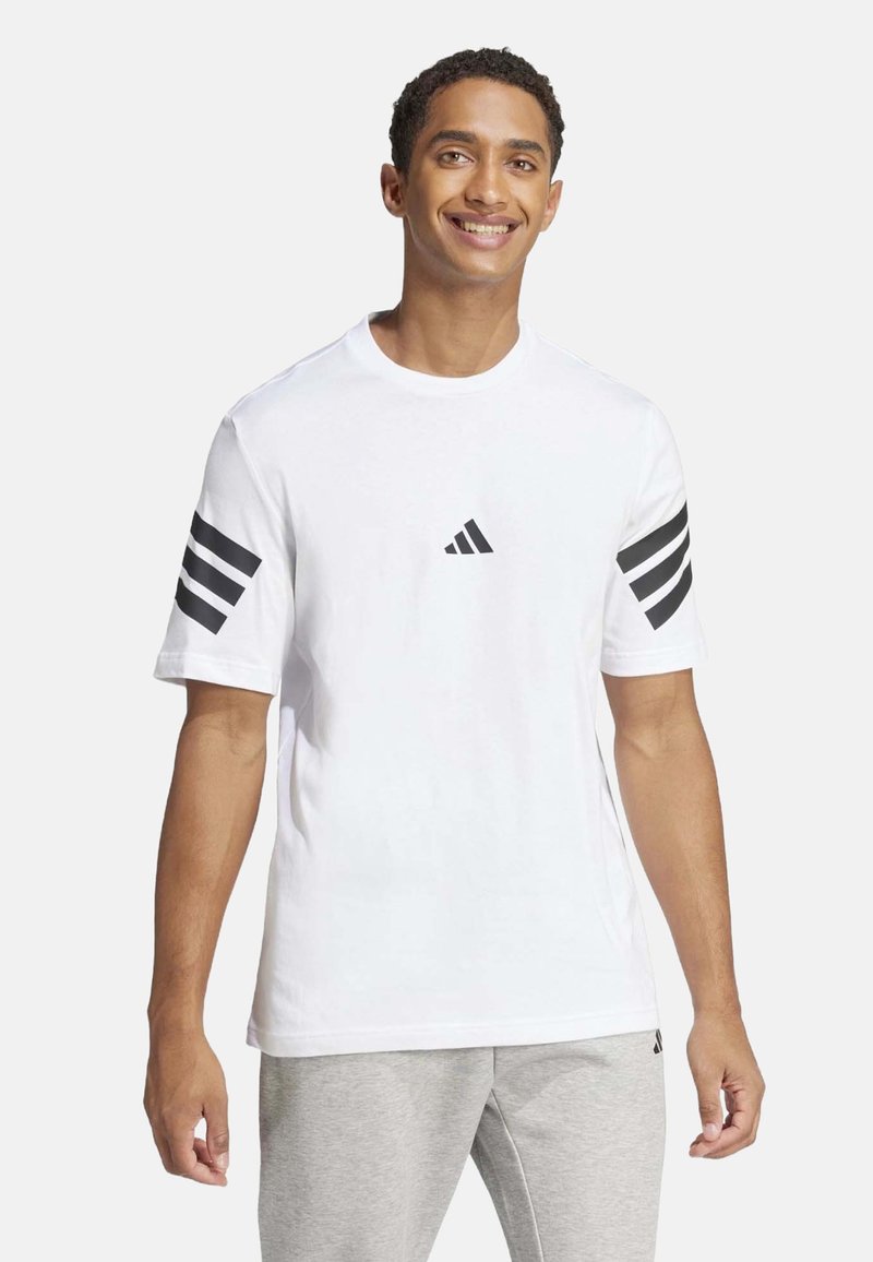 Camiseta blanca de algodón con logo negro de Adidas y tres franjas negras en ambas mangas. Diseño de cuello redondo, mangas cortas, ajuste casual.