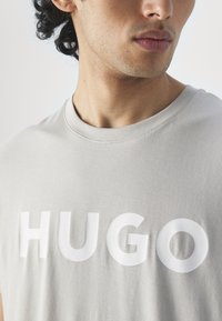 HUGO DULIVIO - Marškinėliai su spaudiniu - grey
