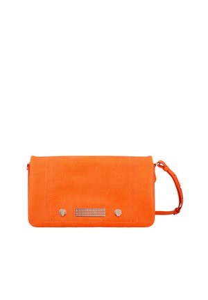 Rechthoekige feloranje clutch met een getextureerde metalen plaat en twee ronde metalen studs aan de voorkant, en een verstelbare band aan de zijkant.