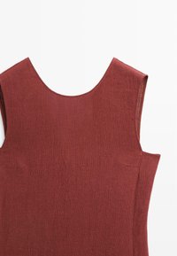 Ärmelloses, rostrot strukturiertes Stoffkleid mit rundem Ausschnitt und klaren, einfachen Linien.