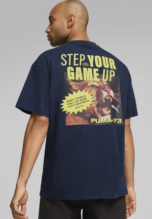 T-shirt med print - club navy