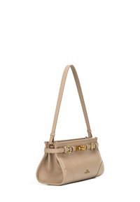 Sac à main en cuir beige avec une finition texturée, de forme courbée et des accents en matériau doré. Il dispose d'une seule sangle ajustable et de détails de boucle.