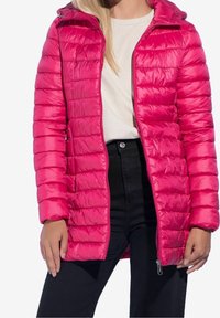 Chaqueta de plumas fucsia con costuras horizontales, cierre con cremallera en la parte delantera y capucha. Presenta una textura brillante y suave, con mangas largas.