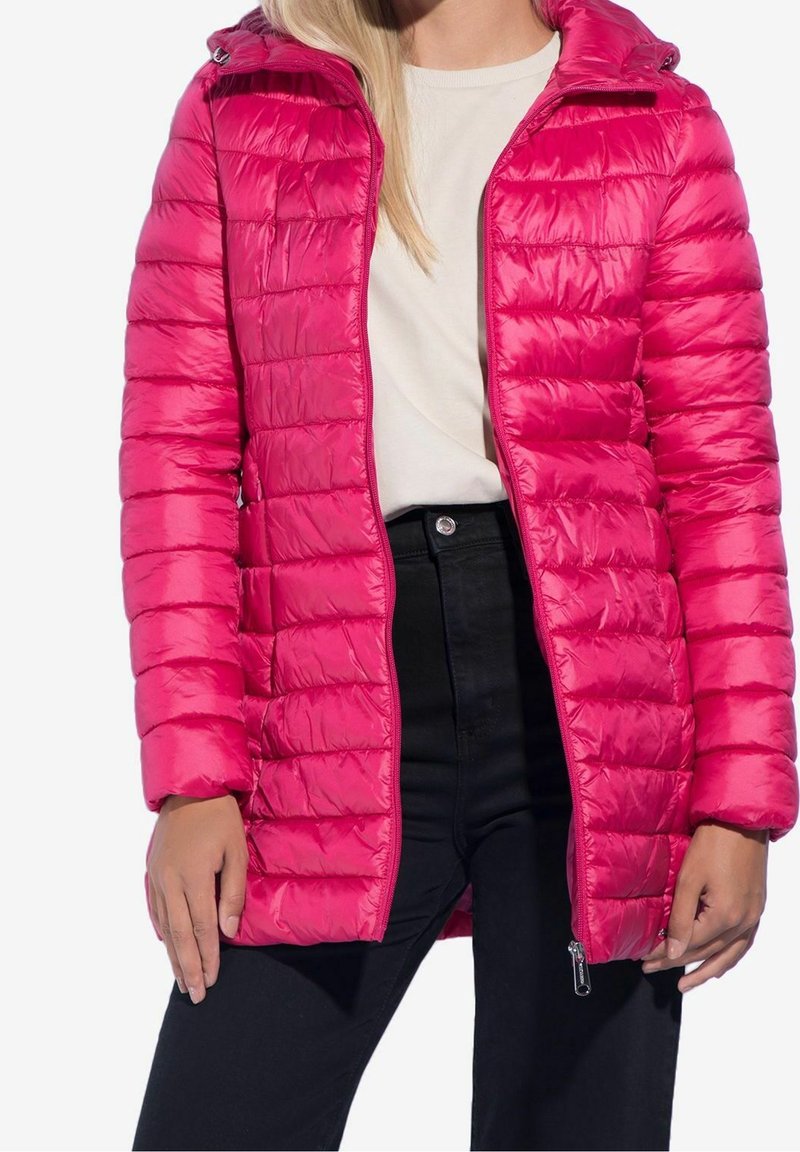 Chaqueta de plumas fucsia con costuras horizontales, cierre con cremallera en la parte delantera y capucha. Presenta una textura brillante y suave, con mangas largas.