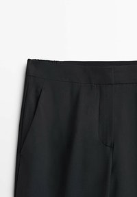 Zwarte broek van een gladde, lichte stof. Voorzien van een elastische tailleband en zijzakken. Schone lijnen en een getailleerde snit.