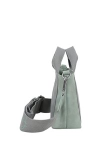 Bandolera gris con un material suave, forma rectangular, correas de doble textura y cierre de cremallera con un acento plateado.