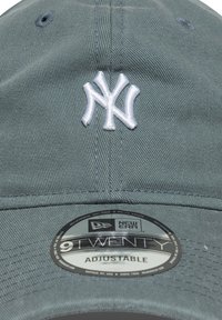 Cămașă de baseball gri cu logo-ul NY brodat alb, fabricată din bumbac, cu o coroană rotundă și curea ajustabilă în spate.