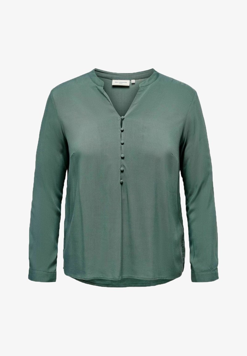 Blouse verte à manches longues avec un col en V, cinq boutons recouverts de tissu sur le devant et un ourlet droit.