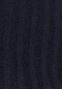 Tejido de un azul marino texturizado con una superficie suave y peluda. Presenta un patrón de tejido uniforme, adecuado para prendas de vestir o textiles para el hogar.