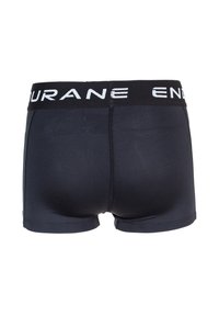 Mørkegrå boxer shorts med en sort talje, der har "ENDURANE" i hvid tekst. Glat tekstur, tætsiddende design og længde til midt på låret.