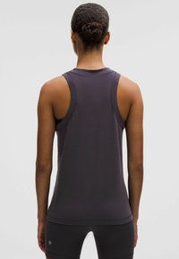 Maieu sport fără mâneci din țesătură gri închis, având o textură netedă, decolteu rotund și design de tip racerback.