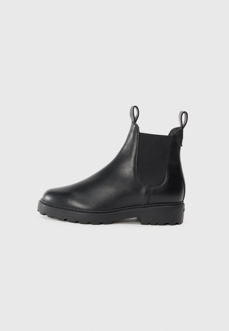 Botine negre din piele cu panouri elastice pe laterale, vârf rotunjit, talpă groasă și bucle pentru o purtare ușoară. Textură netedă și un design minim.