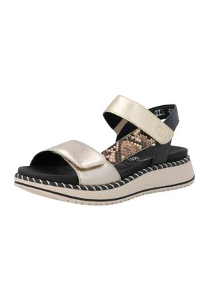 Sandale pour femme à bout ouvert avec des brides métalliques dorées, une semelle intérieure noire rembourrée, une semelle intérieure à motif de peau de serpent et une épaisse semelle beige bordée de noir.