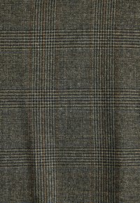 Kariertes Gewebe mit einem dunkelgrauen Grund, auf dem hellgraue und rostorange Linien verlaufen. Die strukturierte Webart verleiht dem Muster Tiefe.