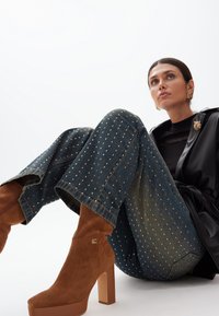 LOLA CASADEMUNT Kotníkové boty na platformě - tobacco