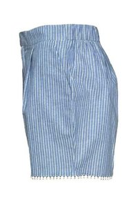 Pantaloni corti blu a righe con tessuto strutturato, dotati di una vita ampia e bordo con pompon bianchi all'orlo.