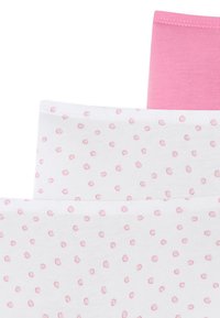 Set di tre maglie in tessuto; due di colore rosa solido e una bianca con piccole pois rosa. Texture morbida, design a coste sulle maglie rosa.