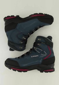Scarponi da trekking blu con accenti neri, dotati di occhielli metallici, finitura testurizzata e suola robusta. Marchio Lowa sul lato.