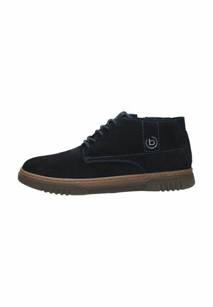 Bottines en suède noir avec des coutures bleues, à bout rond et semelle en caoutchouc. Présentent un détail de logo sur le côté et un système de laçage pour un ajustement sécurisé.