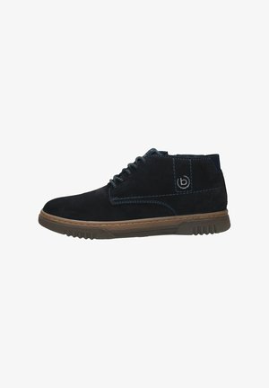 Zwarte suède enkellaarzen met blauwe stiksels, ronde neus en rubberen zool. Heeft een logo-detail aan de zijkant en een vetersluiting voor een veilige pasvorm.