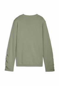 Top de manga larga y cuello redondo en verde oliva. Tejido suave, corte relajado, textura lisa y detalles fruncidos en las mangas. Diseño simple y limpio.