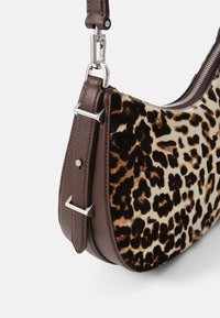 Sølvfarvet skuldertaske i leopardmønster med brune læderdetaljer, sølvhardware og en glat tekstur. Har en justerbar rem og lynlåslukning.