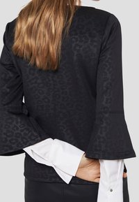 comma Longsleeve - black