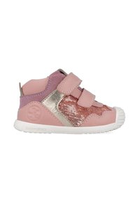 Zapatilla alta infantil en color rosa con detalles metálicos dorados, adornos de lentejuelas y dos correas de Velcro. Suela de goma blanca y diseño texturizado.