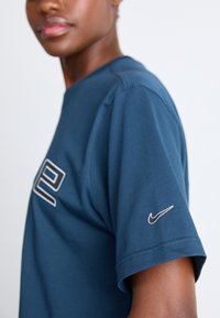 Nike Sportswear PHOENIX TEE - Μπλουζάκι με στάμπα - armory navy