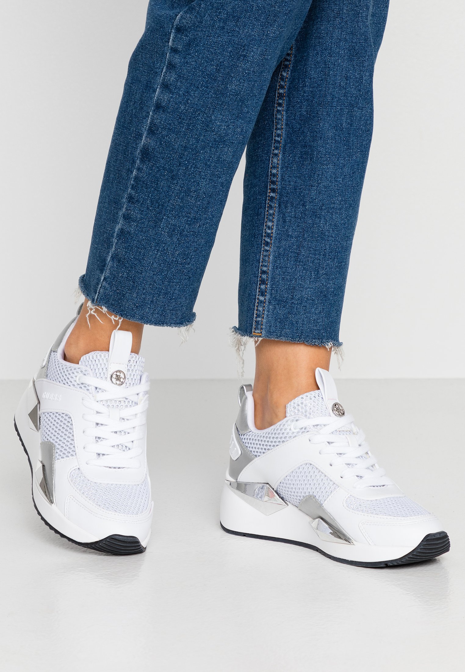 Guess TYPICAL Joggesko white Zalando.no Guess TYPICAL Joggesko white Zalando.no