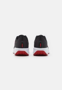 Nike Performance QUEST 6 - Hardloopschoenen voor op de weg - black/white/university red/dark smoke grey