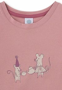 Rosa T-Shirt mit einer Grafik von zwei cartoonhaften Mäusen: eine trägt einen Partzhut, die andere einen Rock, beide halten eine Teekanne und eine Tasse.