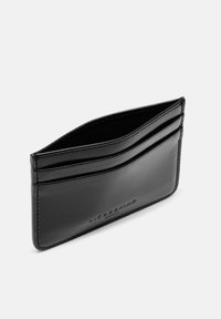 Czarny skórzany portfel na karty z wieloma przegródkami, gładką teksturą, tłoczonym logo i czystymi liniami. Kompaktowy i minimalistyczny design.