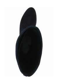 Navy suede enkelboot met een ronde neus en buitennaaddetails, voorzien van een zachte binnenvoering en een gladde buitenkant.