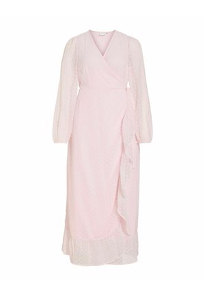 Lange lichtroze wikkeljurk met doorschijnende pofmouwen, subtiele polkadots, ruches langs de rok en een V-hals.