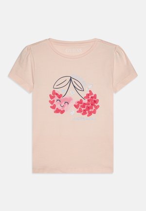 Lyserød kortærmet T-shirt med smilende kirsebær lavet af røde hjerter og små sølvglitterhjerter foran.