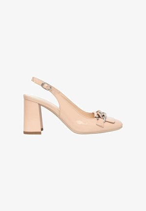 Scarpa con tacco alto in vernice pesco, con punta quadrata, dettaglio in metallo argentato e tacco a blocco. Cinturino alla caviglia regolabile.