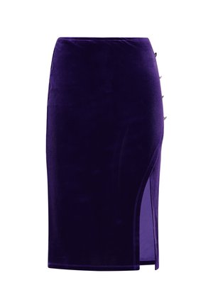 Falda de lápiz de terciopelo morado con una abertura lateral, cuenta con detalles de hardware plateado en el lado izquierdo y una textura suave y lisa.