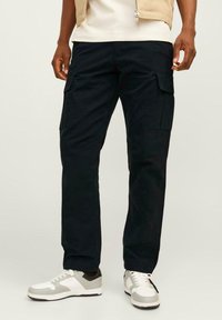 Pantaloni cargo neri con due tasche laterali, realizzati in un tessuto resistente. Presentano un design a gamba dritta e una vestibilità comoda.