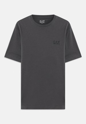 Mørkegrå bomulls T-skjorte med korte ermer, vanlig passform, og en liten svart EA7-logo på venstre bryst. Glatt tekstur, klassisk design med rund hals.