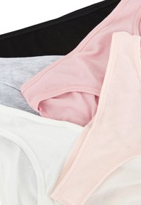 Vier paar katoenen panties in zwart, grijs, roze en wit, met zachte texturen, elastische taillebanden en eenvoudige ontwerpen.