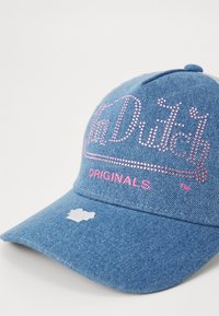 Boné de denim com aba curva, apresentando letras em strass rosa que dizem "La Dutch Originals" na parte da frente, e um logótipo branco na aba.